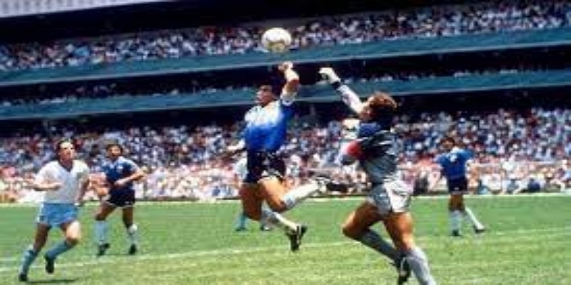 双重荣耀：奖杯与传奇同框-华体会体育